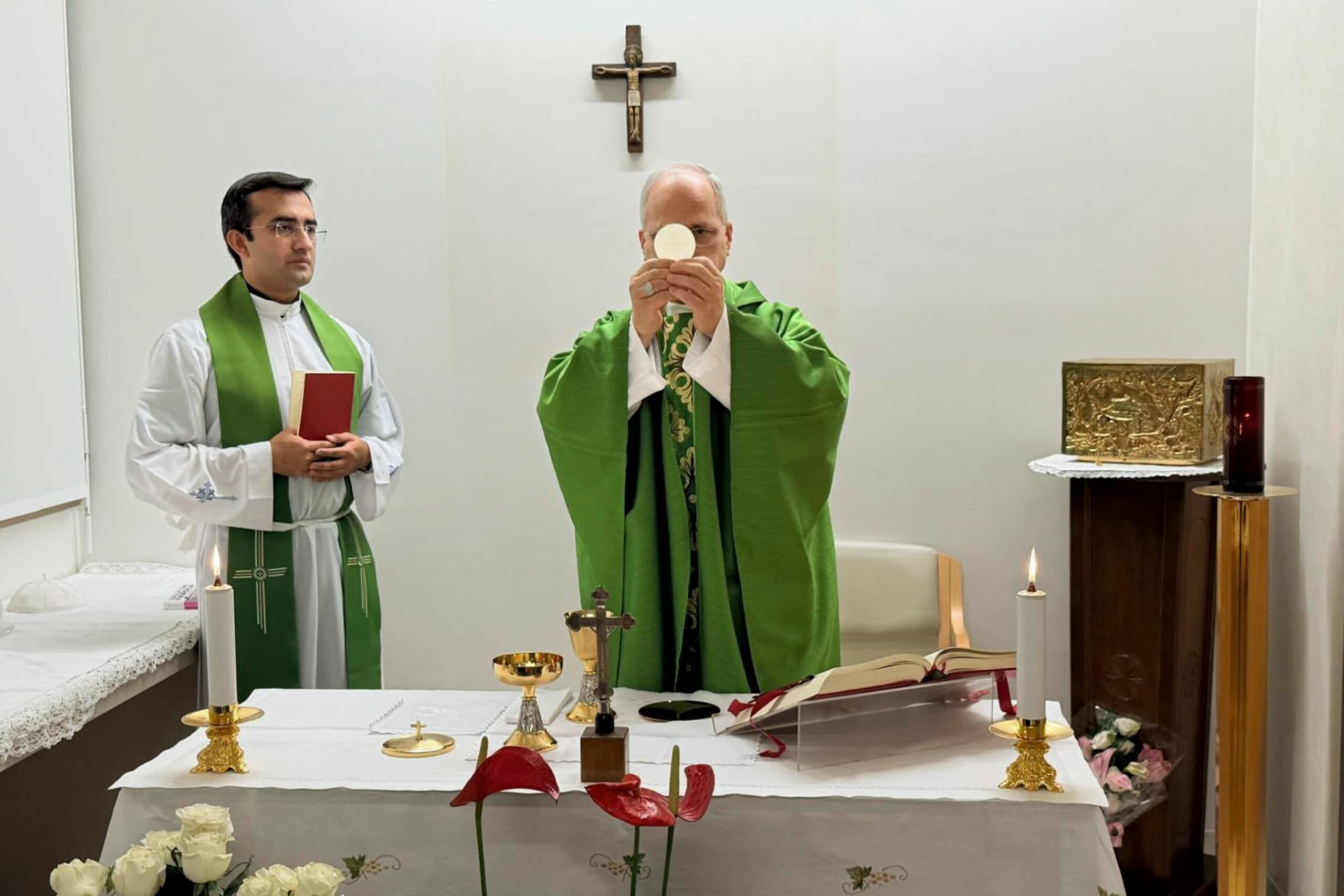 Diffuse le prime foto di Papa Leone dal Gemelli, ha celebrato messa