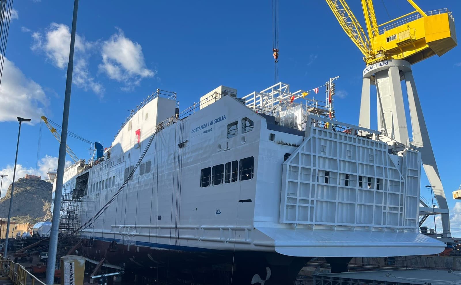 A Lampedusa prove di attracco per il traghetto «Costanza I di Sicilia»