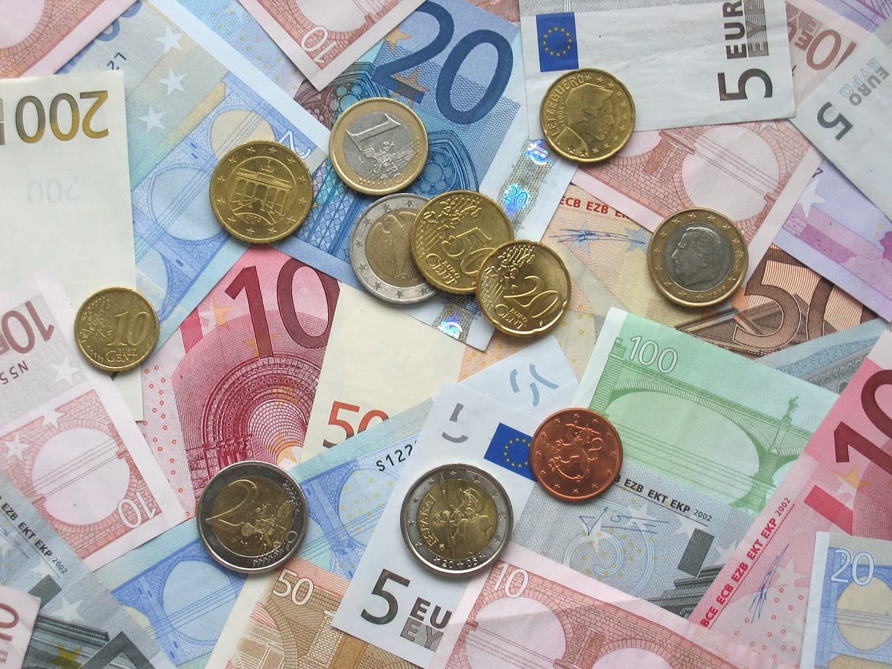 Commercio: altro che rivoluzione digitale i negozi italiani preferiscono il denaro contante