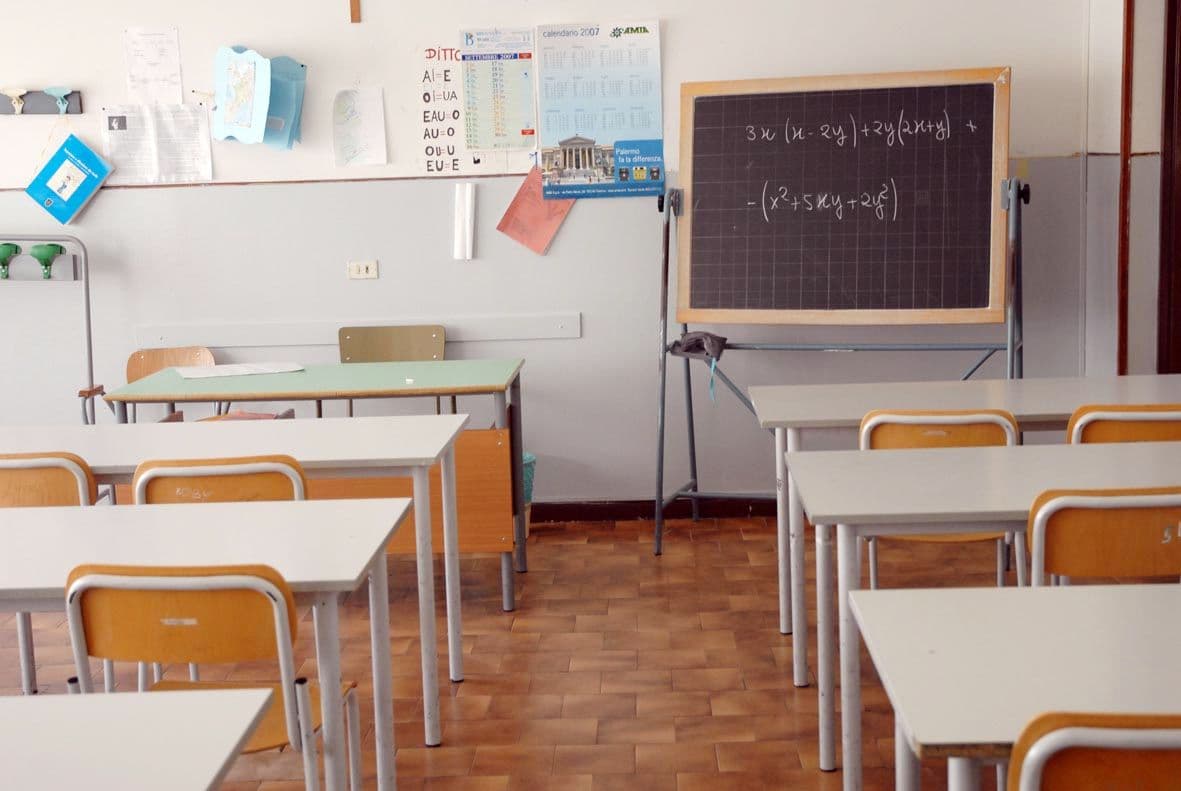 Mirandola, un alunno punta alla tempia del professore una pistola a pallini in classe