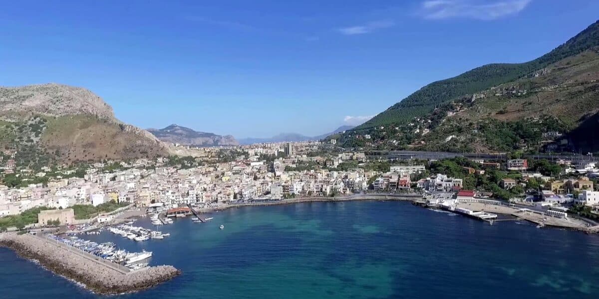 Strisce blu a Sferracavallo, il M5S attacca: «Dimoranti discriminati rispetto a Mondello»