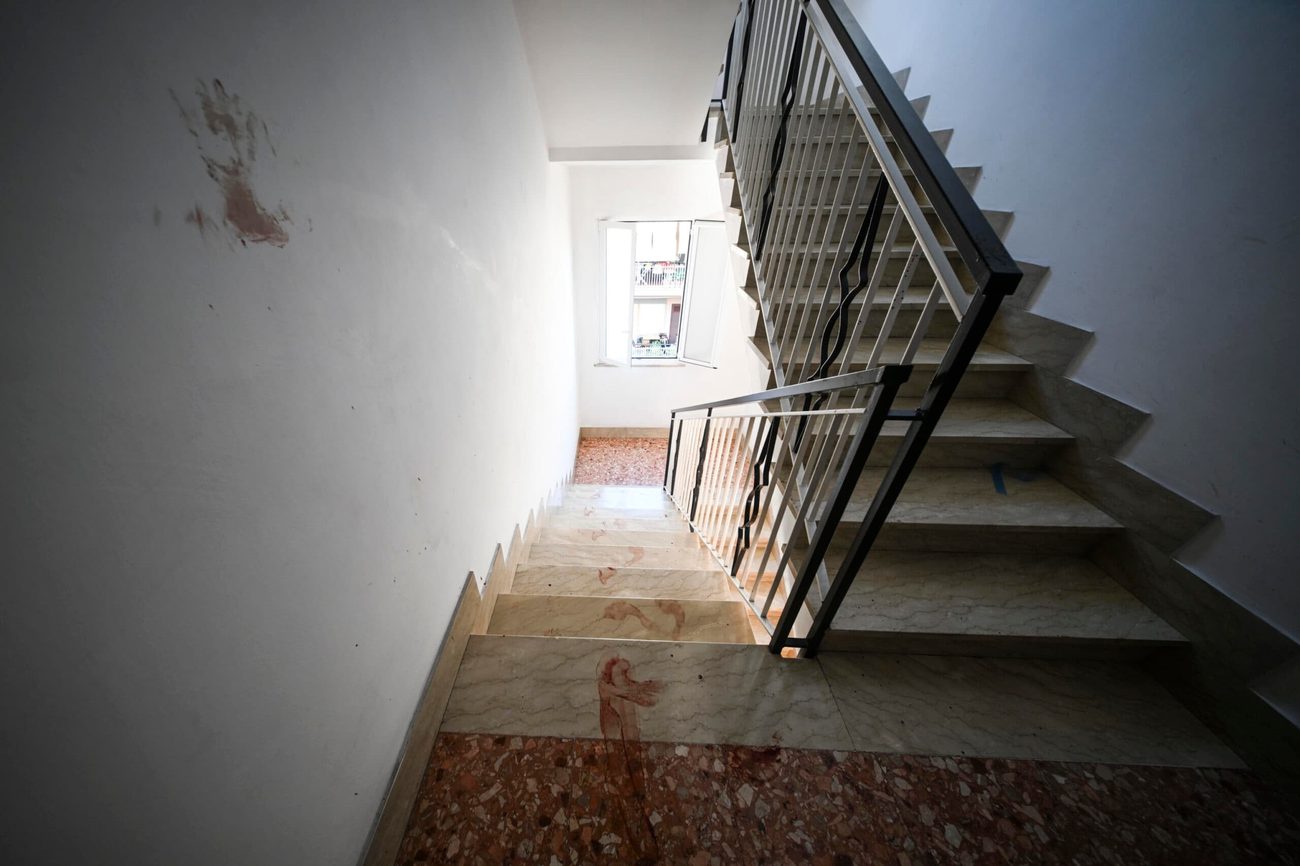 «Da soli non ce la facciamo». Sparano alla figlia e si uccidono