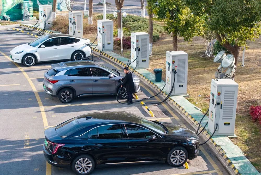 Cina, aumenta il consumo di energia per auto elettriche e servizi dati internet