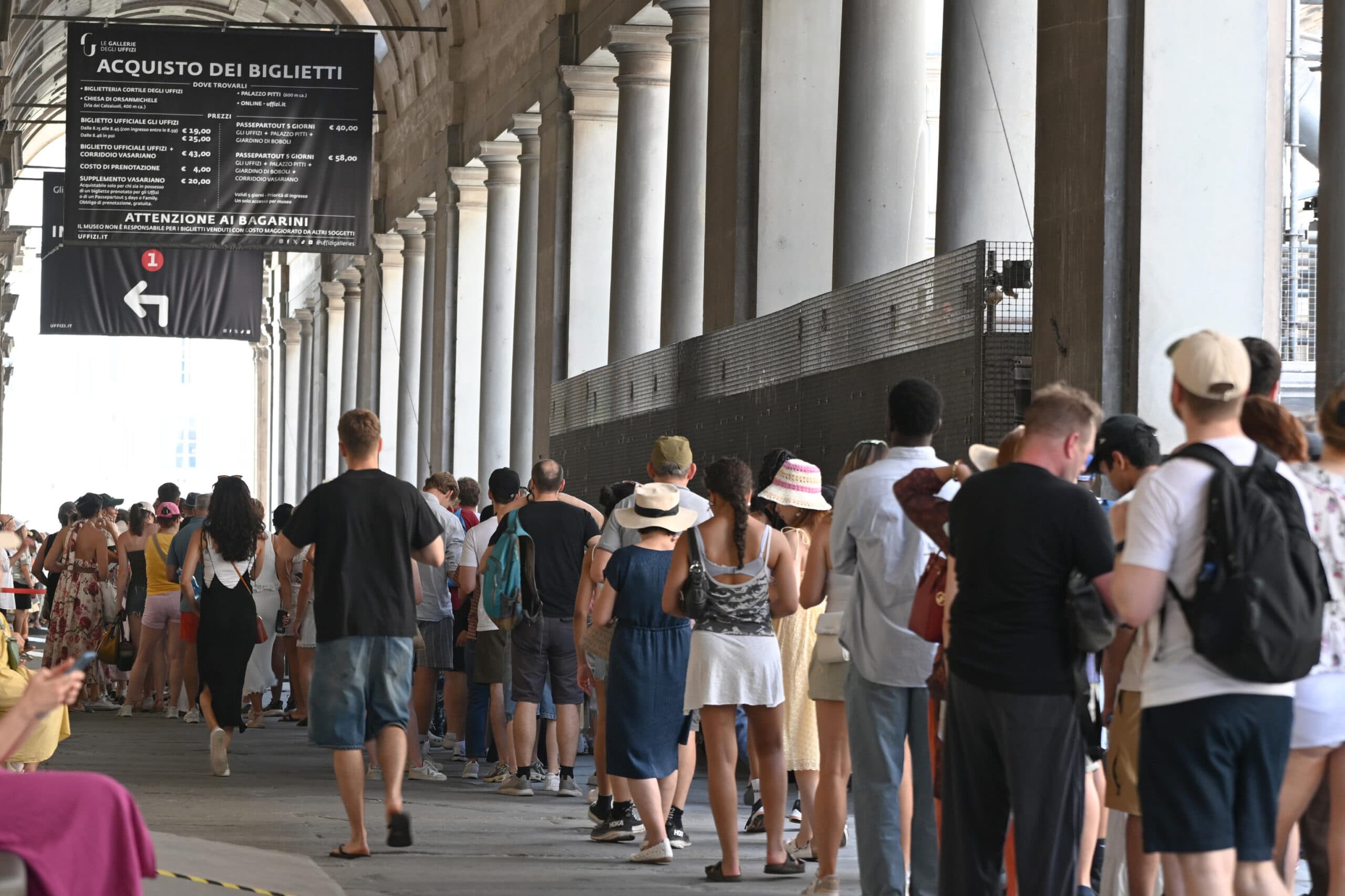 Firenze, agli Uffizi stop alla vendita dei biglietti per il caldo: i condizionatori sono in tilt
