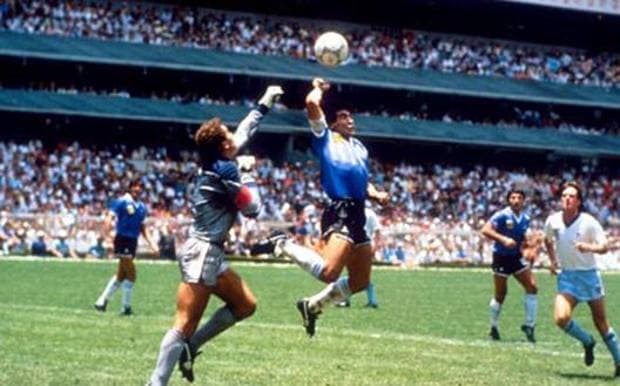 Calcio: all'asta il pallone della «Mano di Dio»