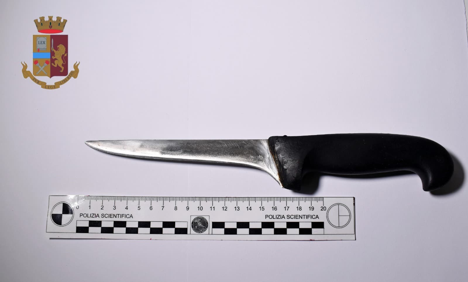 Aggredisce la moglie con un coltello: arrestato 34enne a Torre del Greco