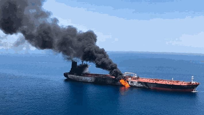 Incidente nello Stretto di Hormuz: petroliera incendiata, equipaggio al sicuro