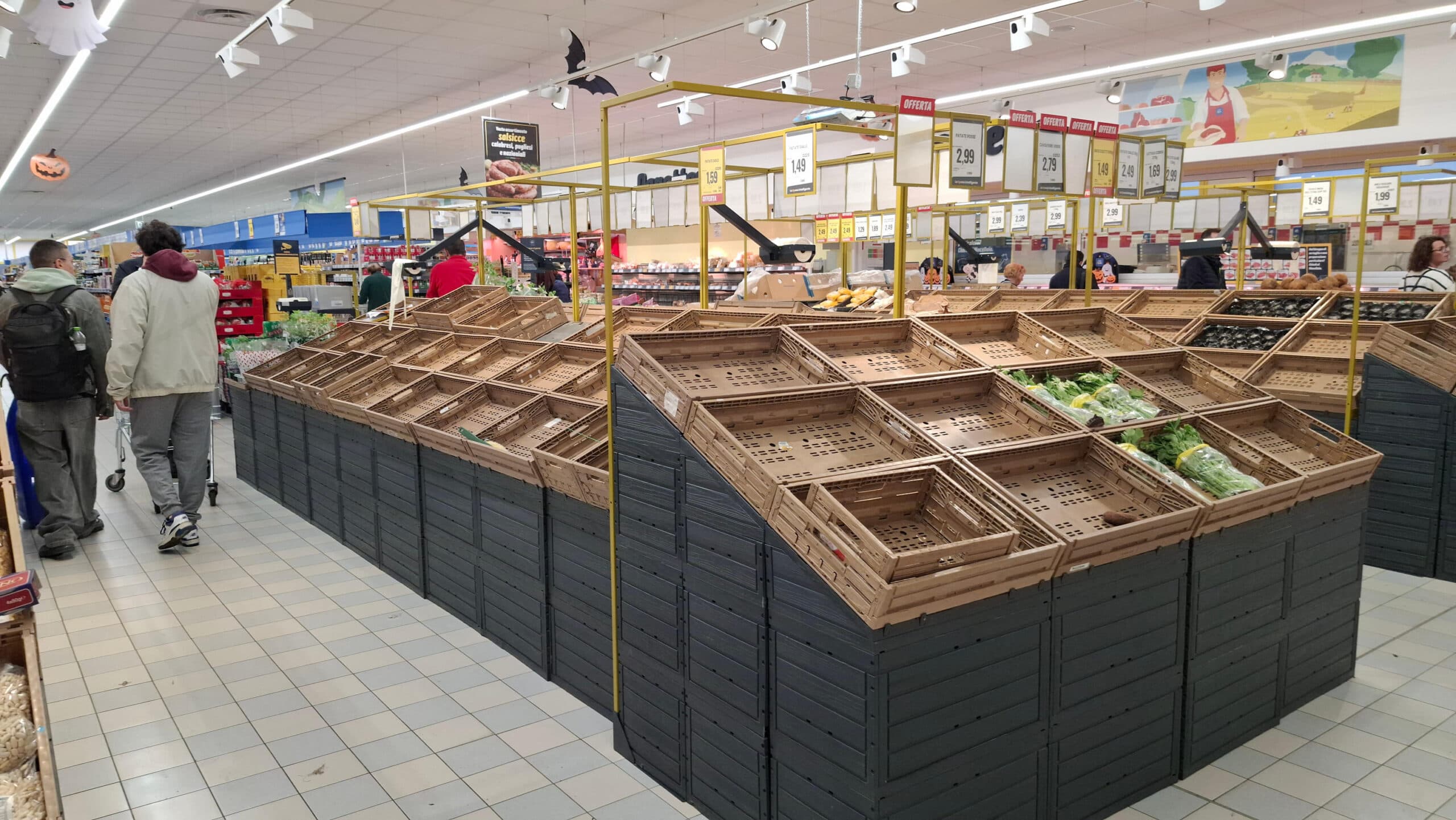 La protesta dei Tir al Sud si allarga, scaffali vuoti nei supermercati: merci bloccate