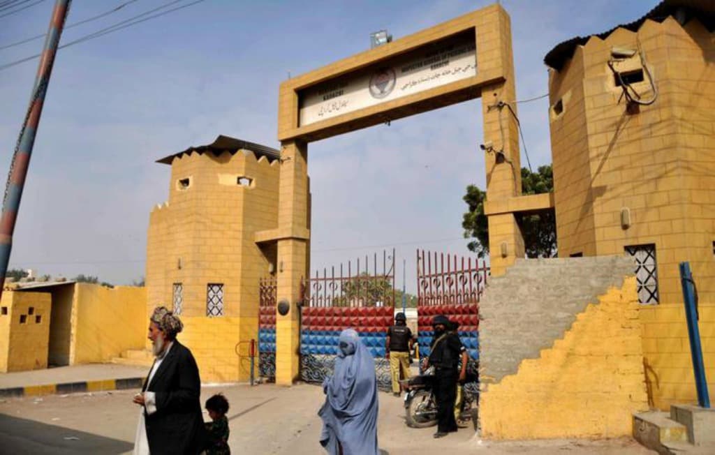 Tragedia in Pakistan, crolla il tetto di una scuola: morti 16 bambini e un'insegnante