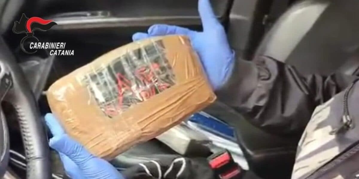 Catania, trovato con due panetti di cocaina nascosti sotto il sedile dell'auto