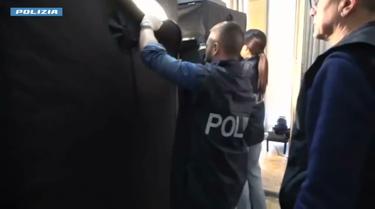 Morto ammanettato, applicata la nuova norma sullo scudo per gli agenti