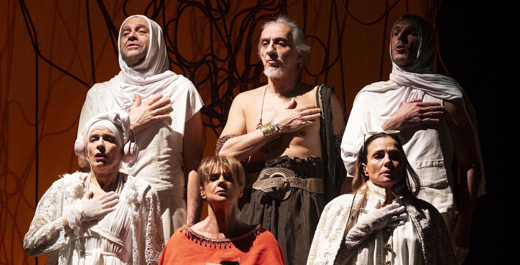 Lella Costa è Lisistrata: «La pace resta una battaglia attualissima dopo 2500 anni»