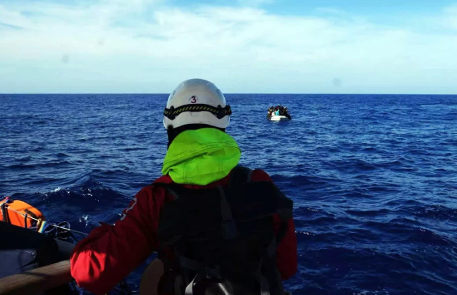 Migranti, in 37 su un gommone semi affondato al largo della Libia