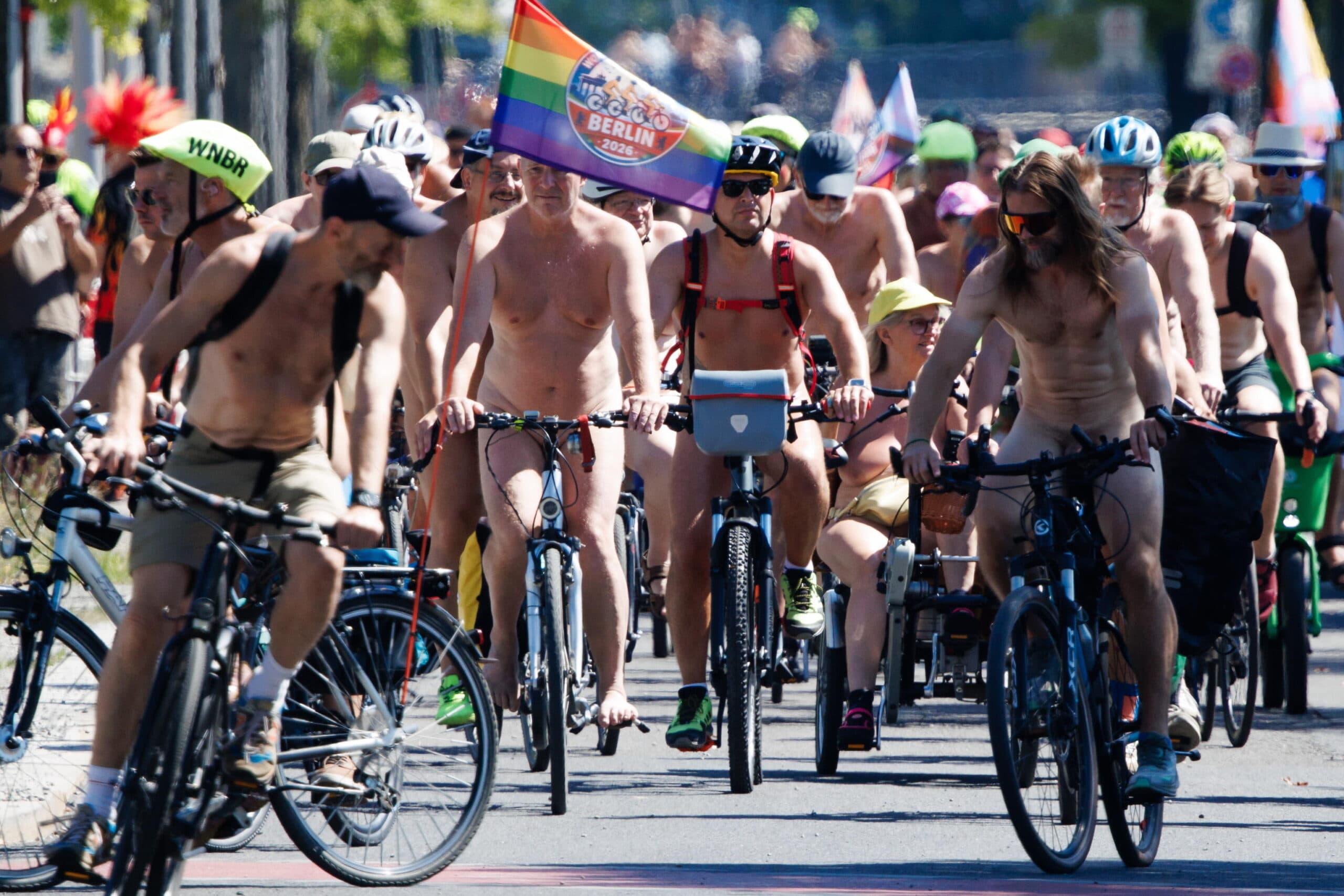 Berlino, 500 persone vanno in bici nude: siamo tutti uguali