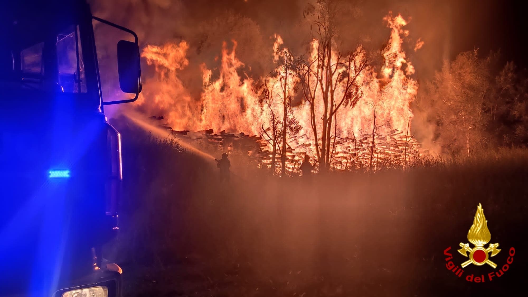 Sicilia nella morsa degli incendi: 54 roghi, evacuazioni a Modica