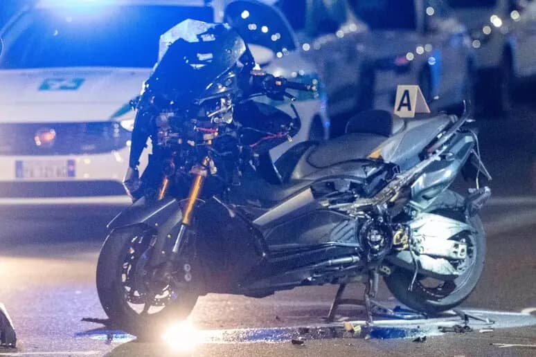 Lo scambia per il suo rivale in amore e lo uccide investendolo