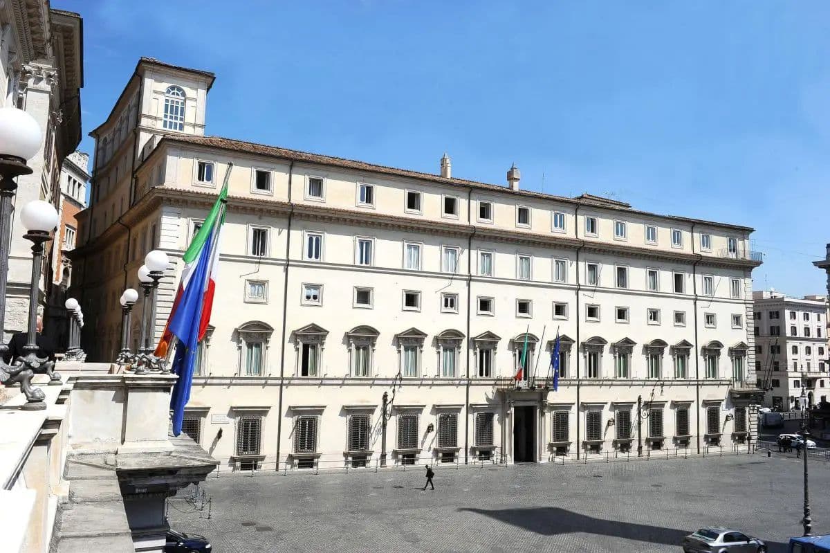 Carburanti, si va verso una nuova proroga del taglio delle accise. Domani il Cdm