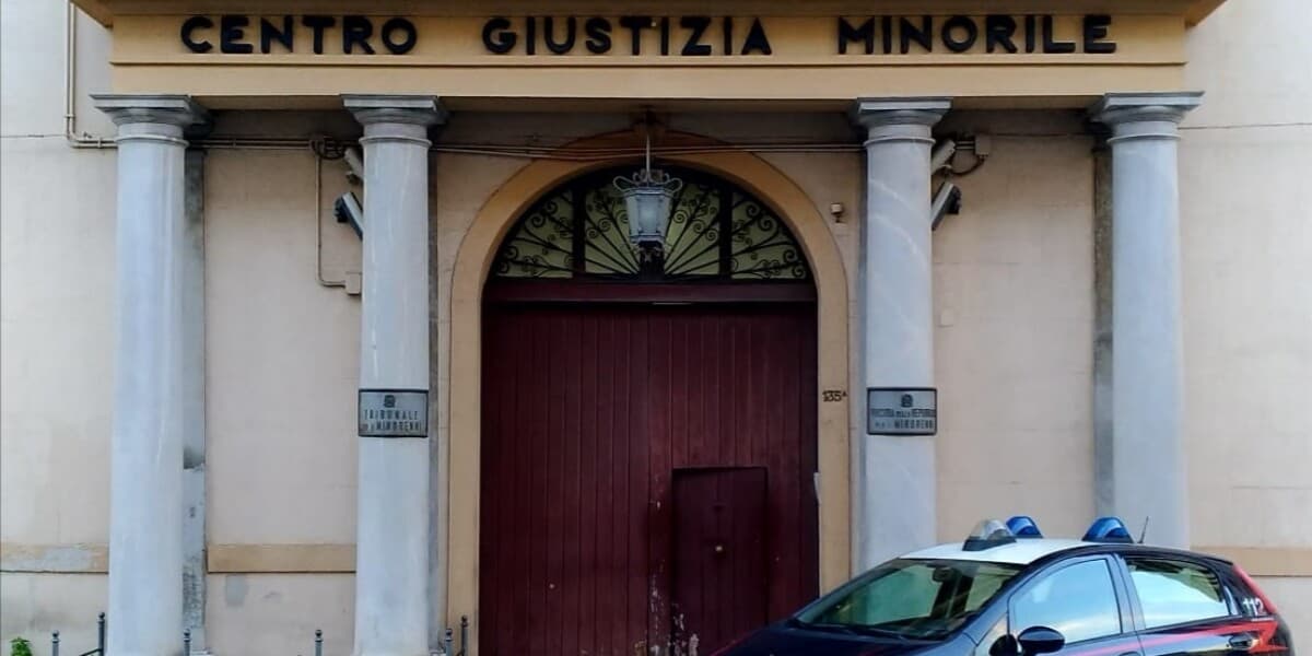 Palermo, tenta di entrare al tribunale per minori con la droga: bloccata