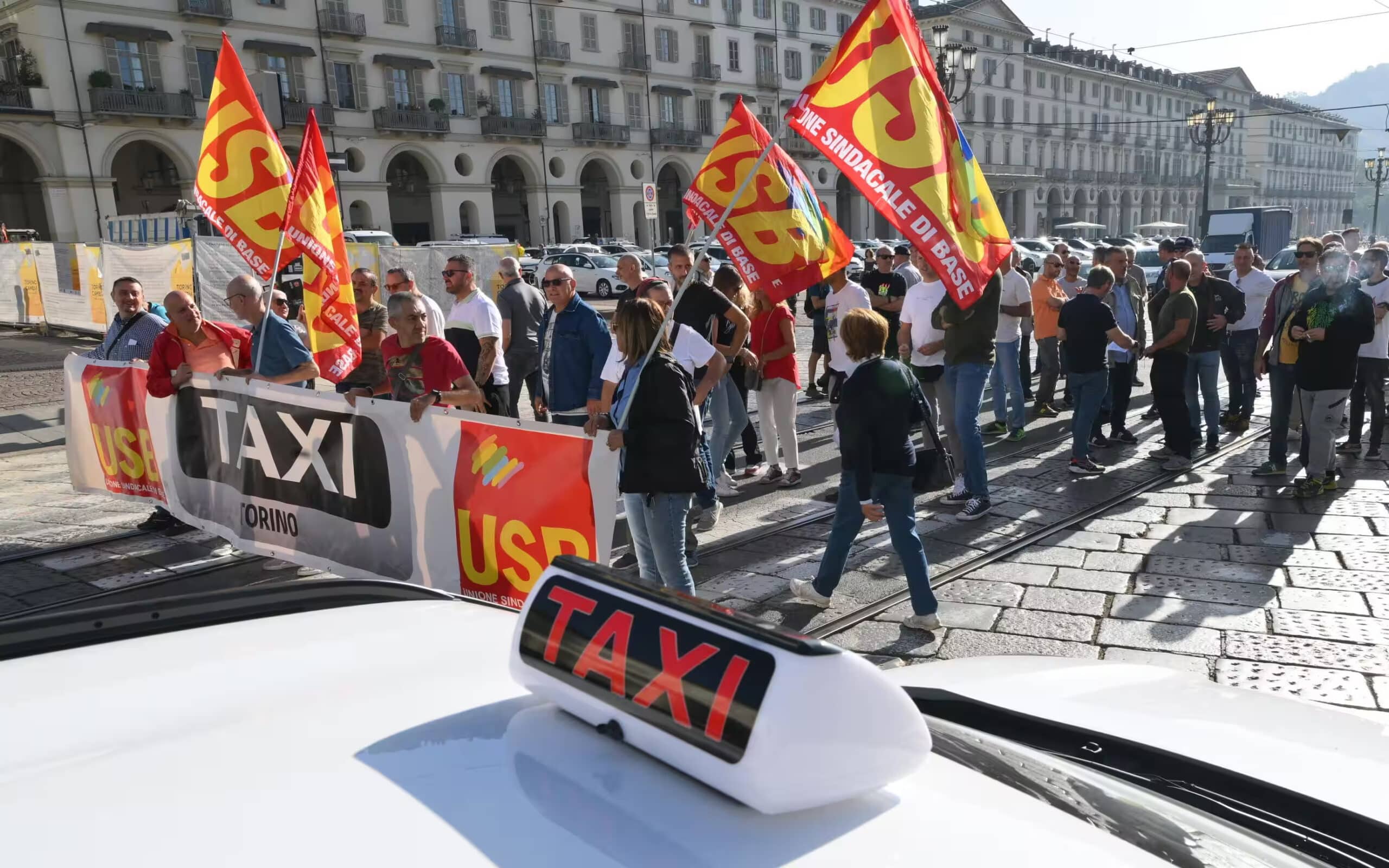 Sciopero nazionale dei tassisti: 14 ore di protesta contro piattaforme digitali e mancata riforma del settore