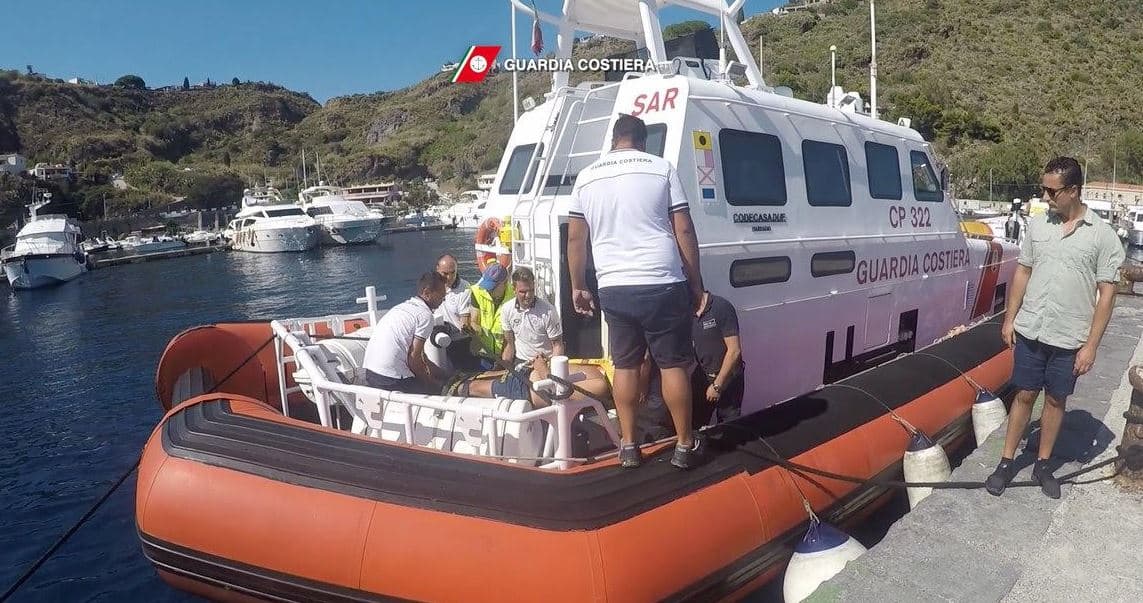 Barca con turisti affonda alle Eolie, passeggeri salvati dalla Guardia costiera