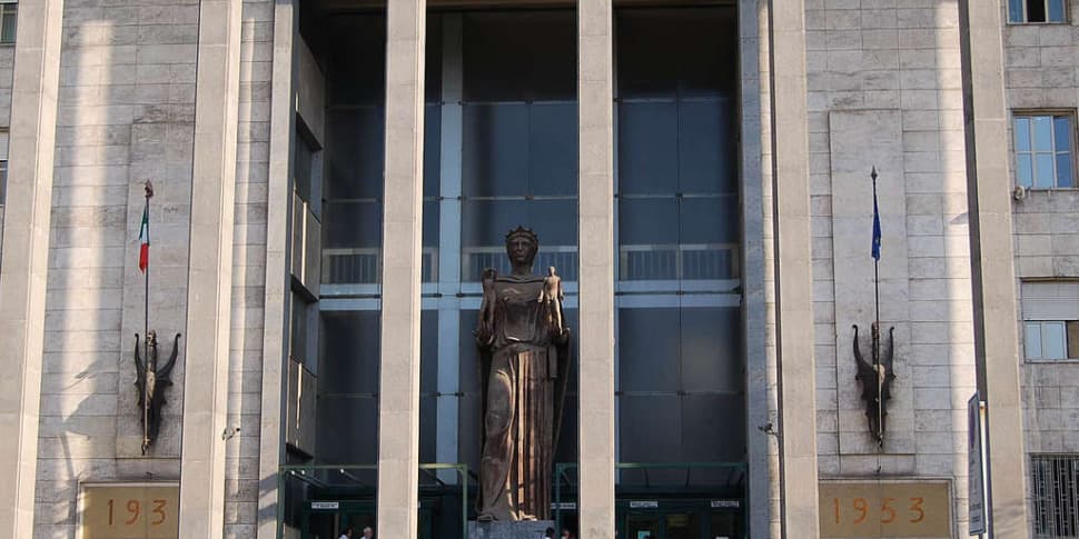 Santa Maria di Licodia, va in escandescenze a casa e rompe alcuni vetri: muore dissanguato