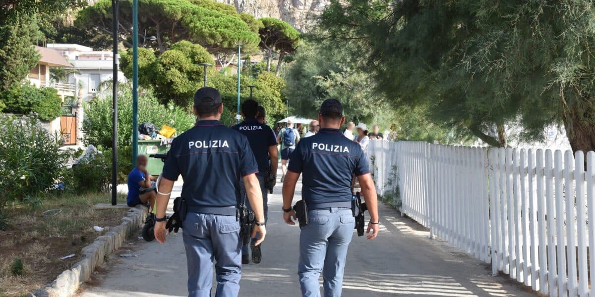 Dai telefonini ai portafogli, razzia sulla spiaggia di Mondello: arrestati due palermitani