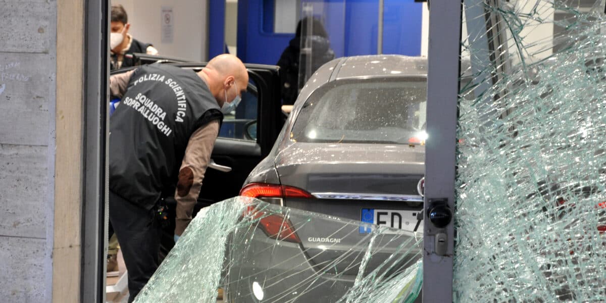 Palermo, sfondarono le poste di via Empedocle Restivo con un'auto e rubarono 100 mila euro: tre arresti