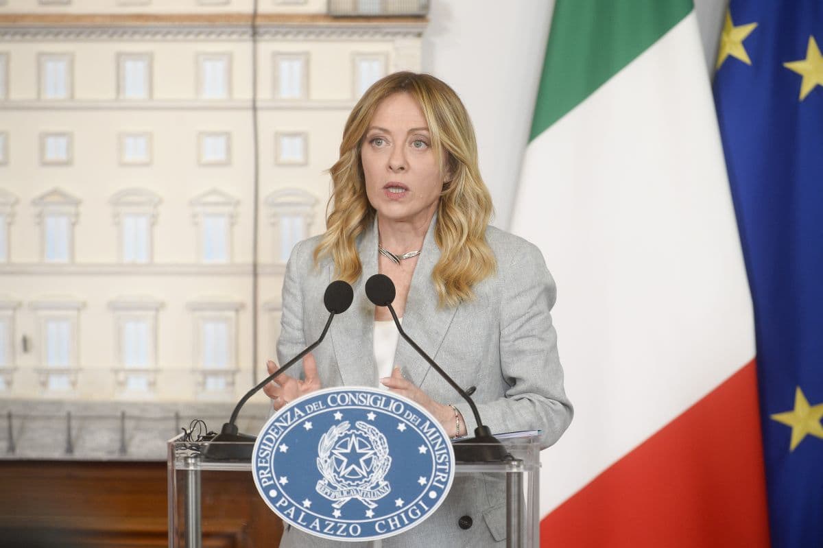La premier Meloni: sospendiamo Schengen nei collegamenti con la Spagna