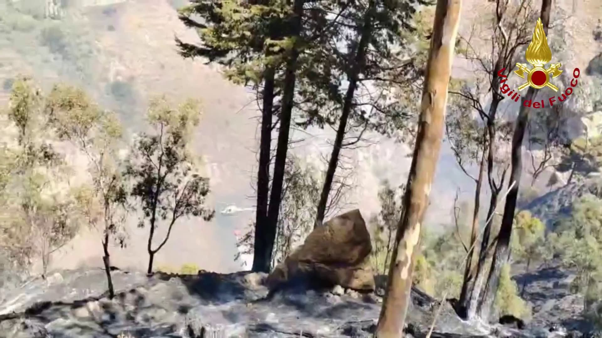 Taormina, vasto incendio danneggia serbatoio dell’acquedotto comunale