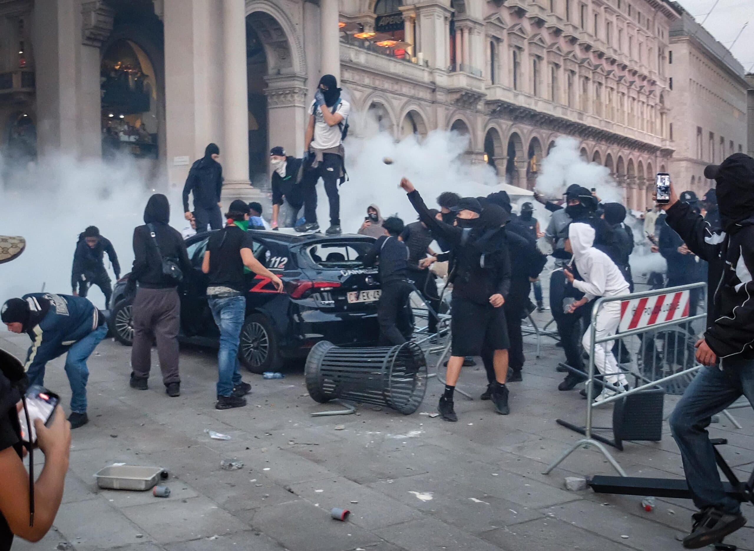 Scontri nelle piazze in Italia, Meloni ringrazia le forze dell'ordine. Il vicepremier Salvini: «Chi rompe paga»