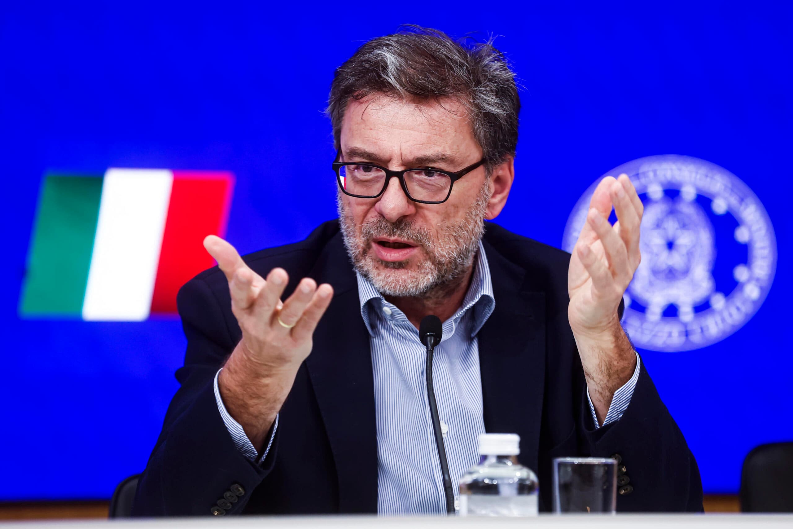 Manovra, scostamento da 29 miliardi. Giorgetti: «L'approccio sia più prudente»