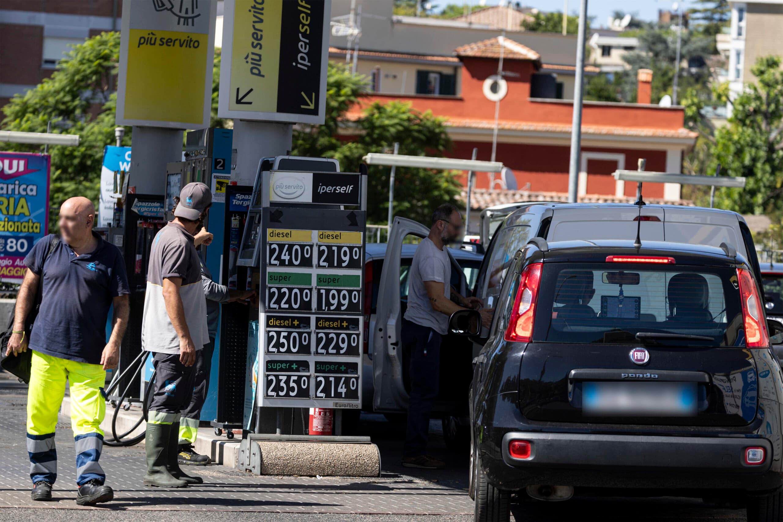 Tetto al caro gasolio, l'allarme di Federconsumatori: attenti al carburante annacquato