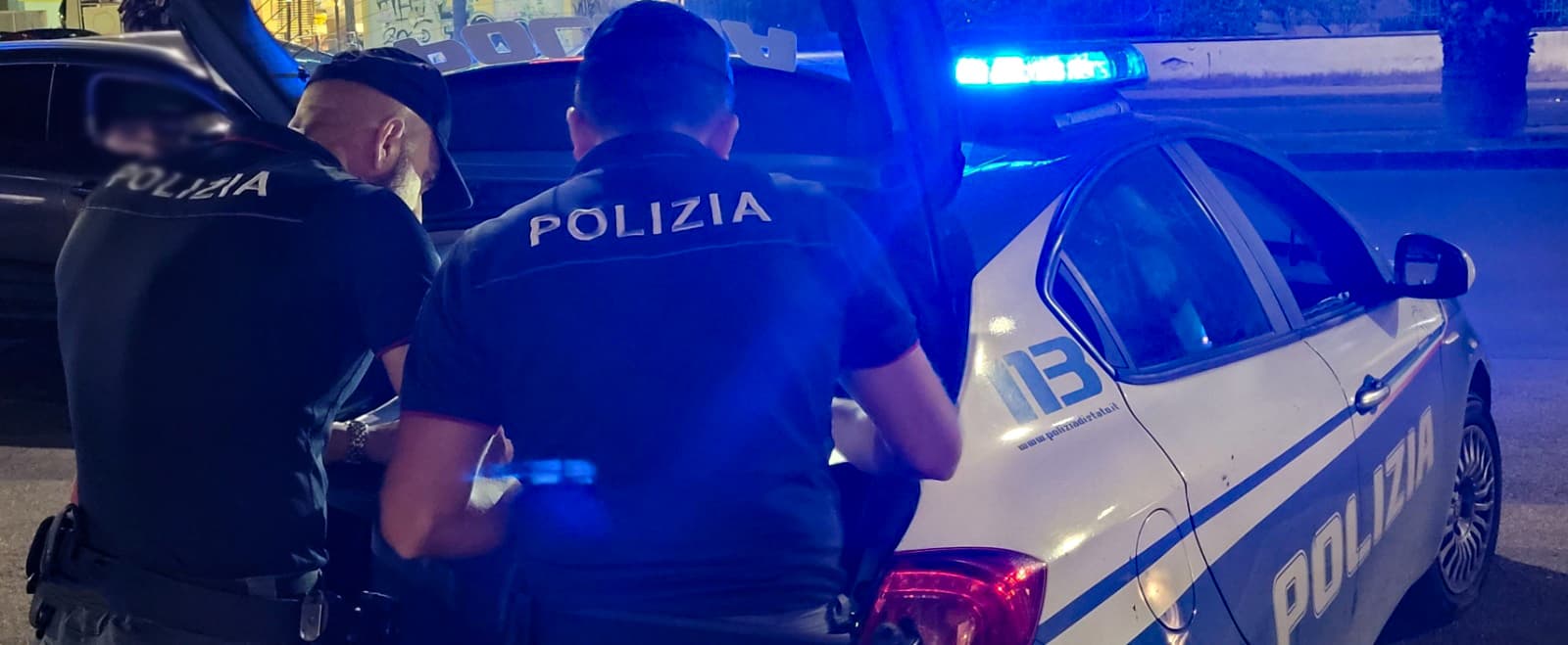 La polizia lo ferma per un controllo, lui tira fuori il coltello e urla Allah Akhbar