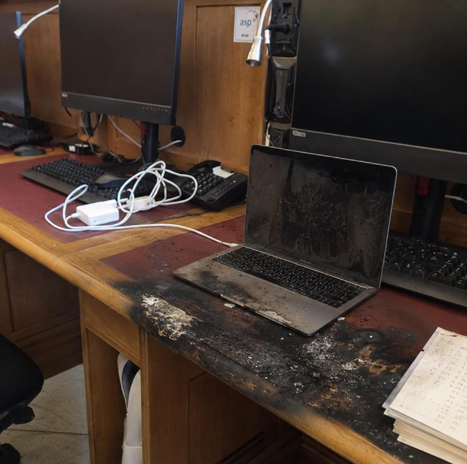 Il computer di un giornalista va in fiamme nella sala stampa della Camera dei Deputati