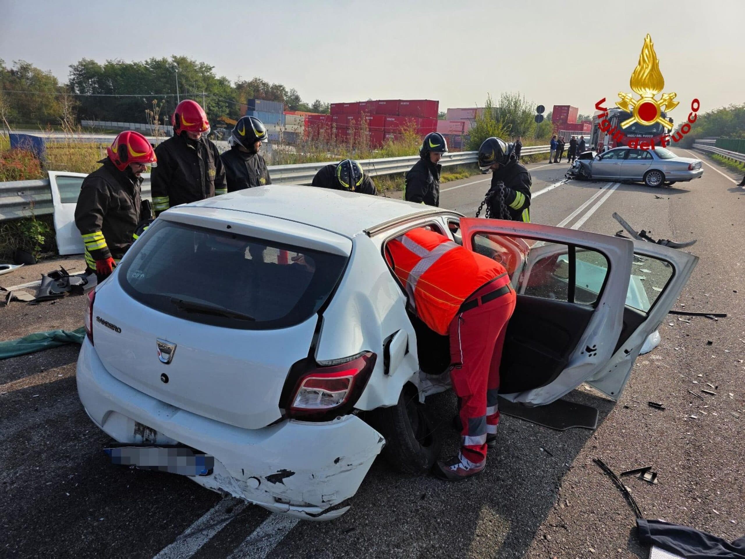 Varese, muore nello scontro con l'auto dell'ex. Il figlio: aspettata e inseguita