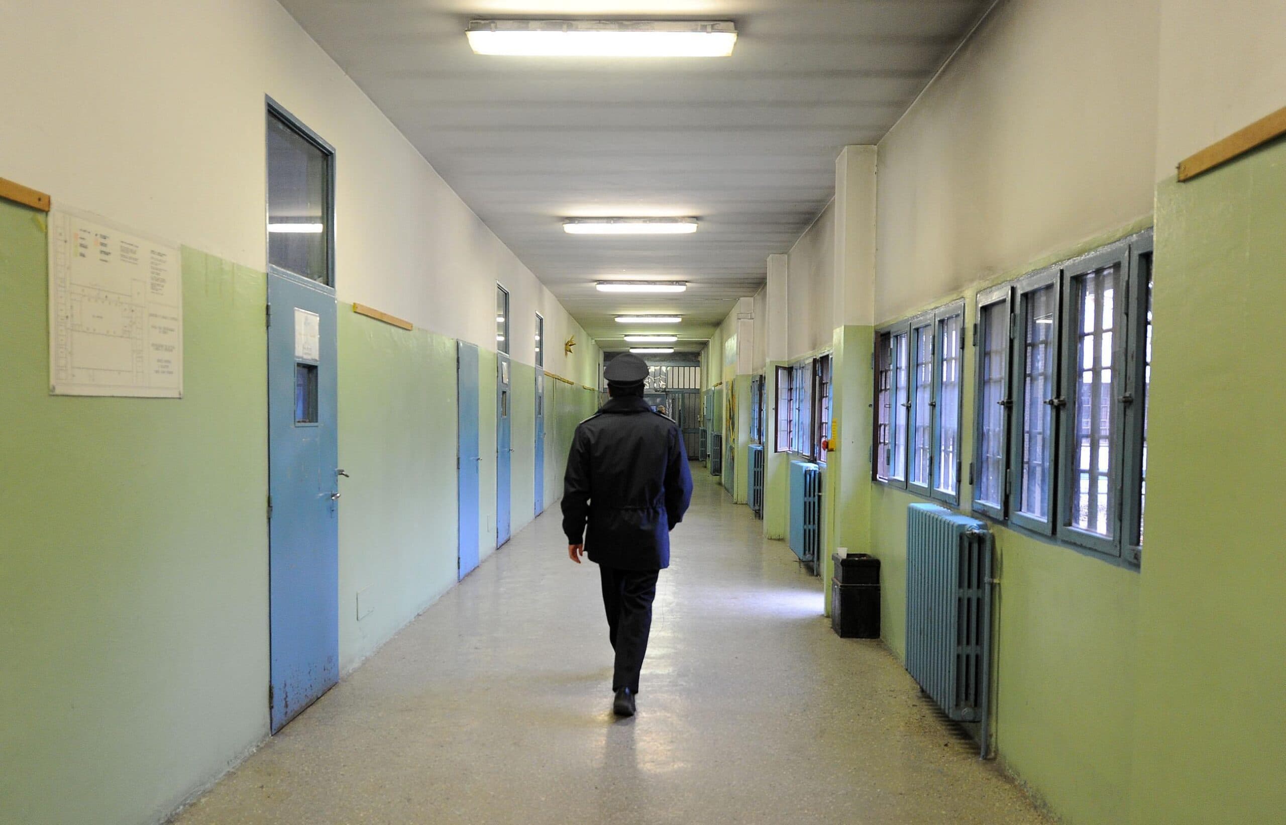 Cellulari anche negli slip, sequestri nel carcere Napoli-Secondigliano