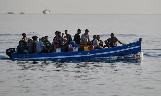 Sardegna, una ragazza di 18 anni sul sup travolta e ferita da un barchino di migranti