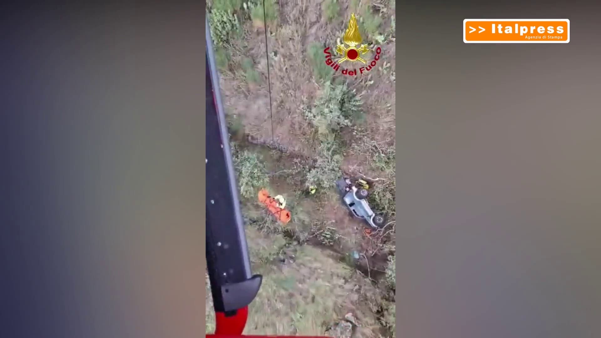 Precipita con l’auto in un dirupo nel Catanese, salvato dai Vigili del Fuoco