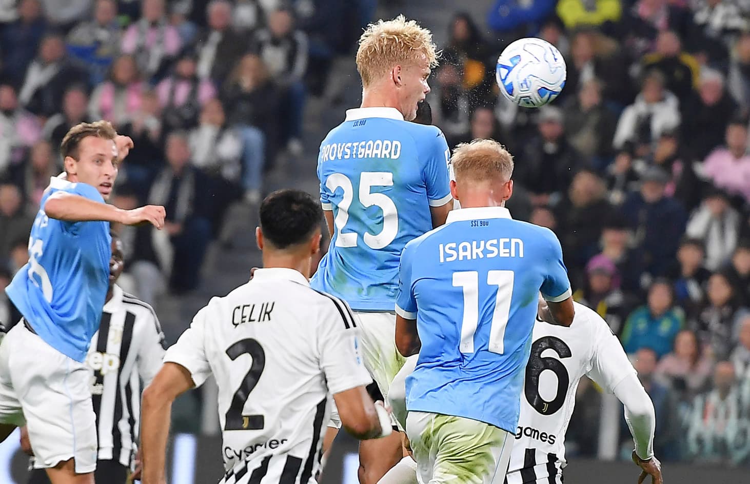 La Lazio travolge la Juventus 3-0 a Torino e resta in vetta, fischi per i bianconeri