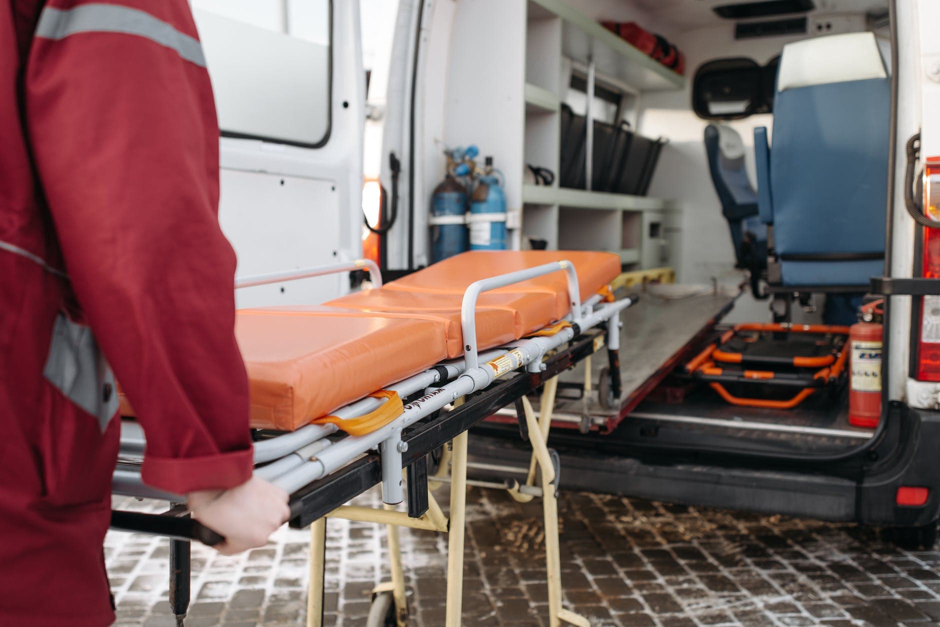 Perde il controllo della moto e si schianta contro un palo: morto 50enne in Campania