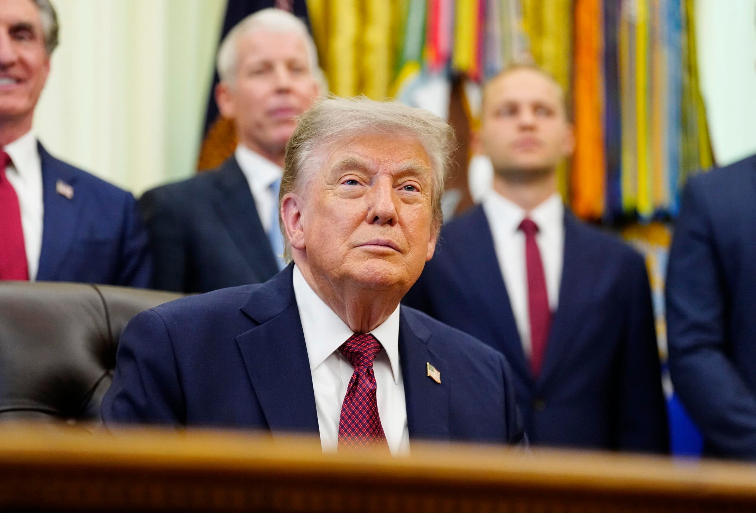 Trump si ricandida e gira già con il cappellino «2028»