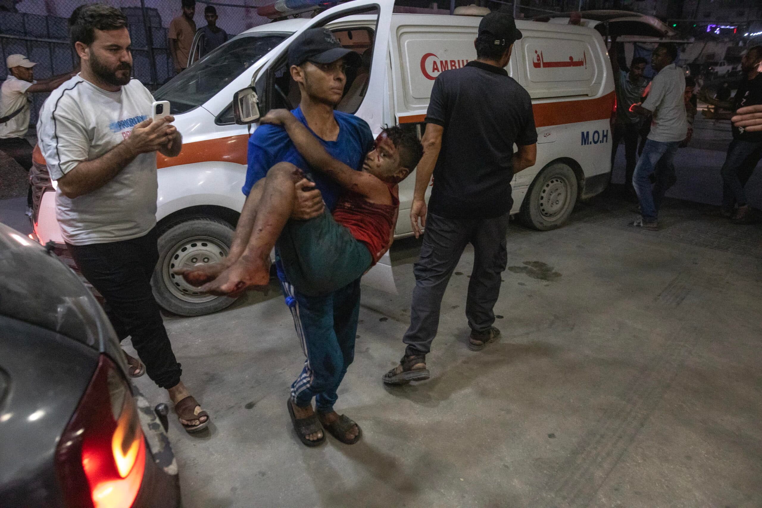 Gaza, crolla un edificio: 11 morti e almeno 100 persone intrappolate sotto le macerie
