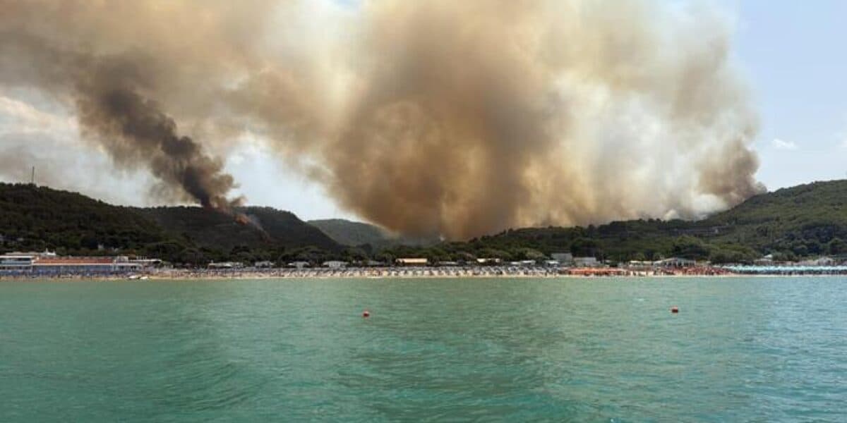 Incendi tra Basso Molise e Gargano, evacuati campeggi e lidi balneari