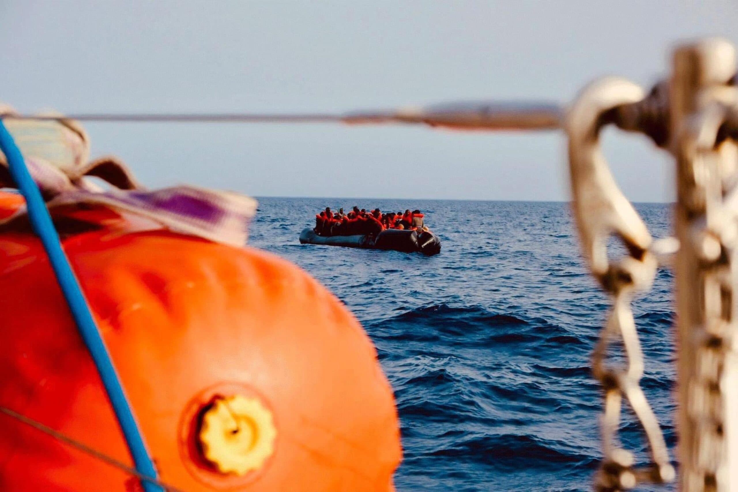 Migranti, avvistati 11 cadaveri nel Mediterraneo centrale: «La rotta verso l’Italia è sempre più mortale»