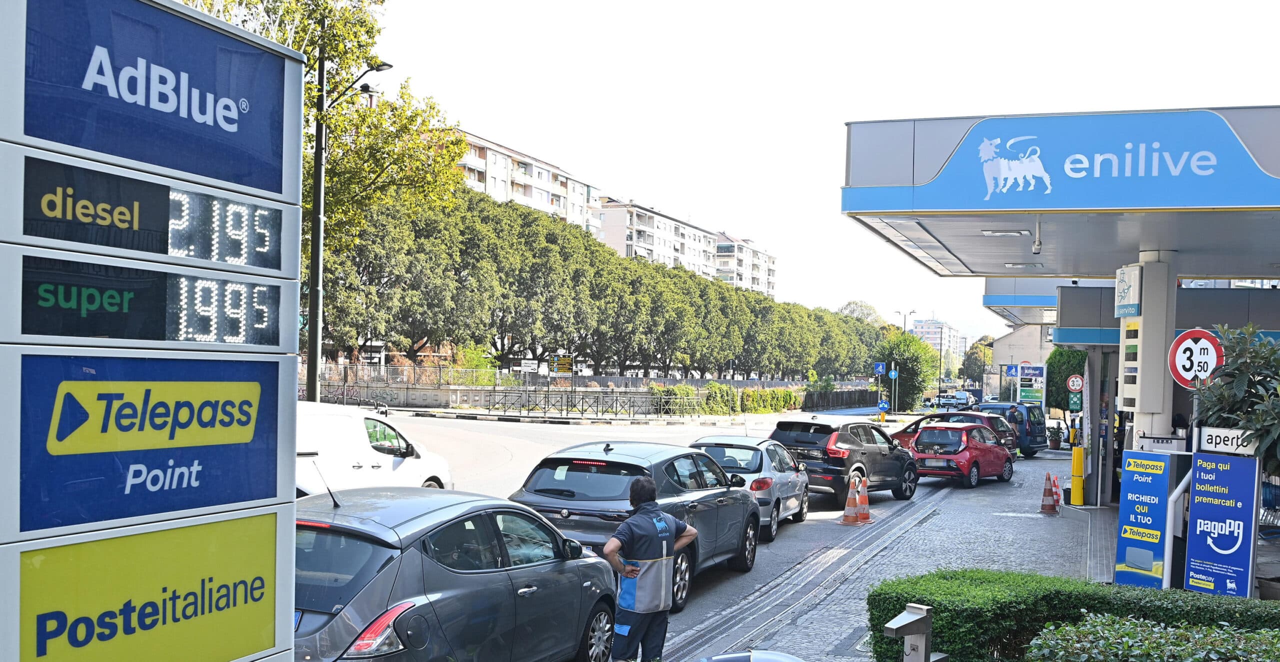 Caro carburanti, Ip si allinea a Eni ma il prezzo medio resta alto