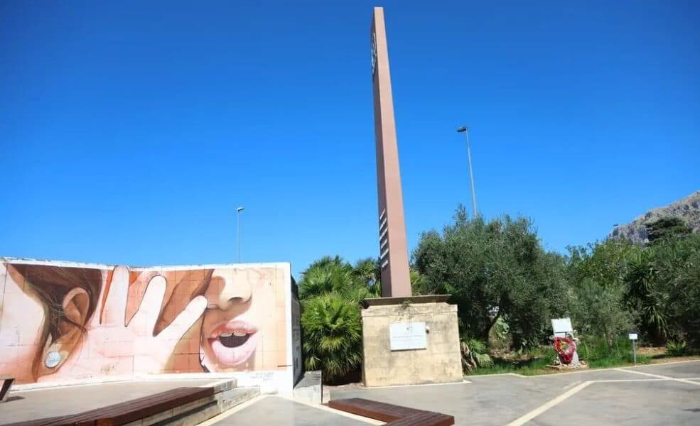 La Reggina rende omaggio alle vittime della strage di Capaci: fiori alla stele prima del Trapani