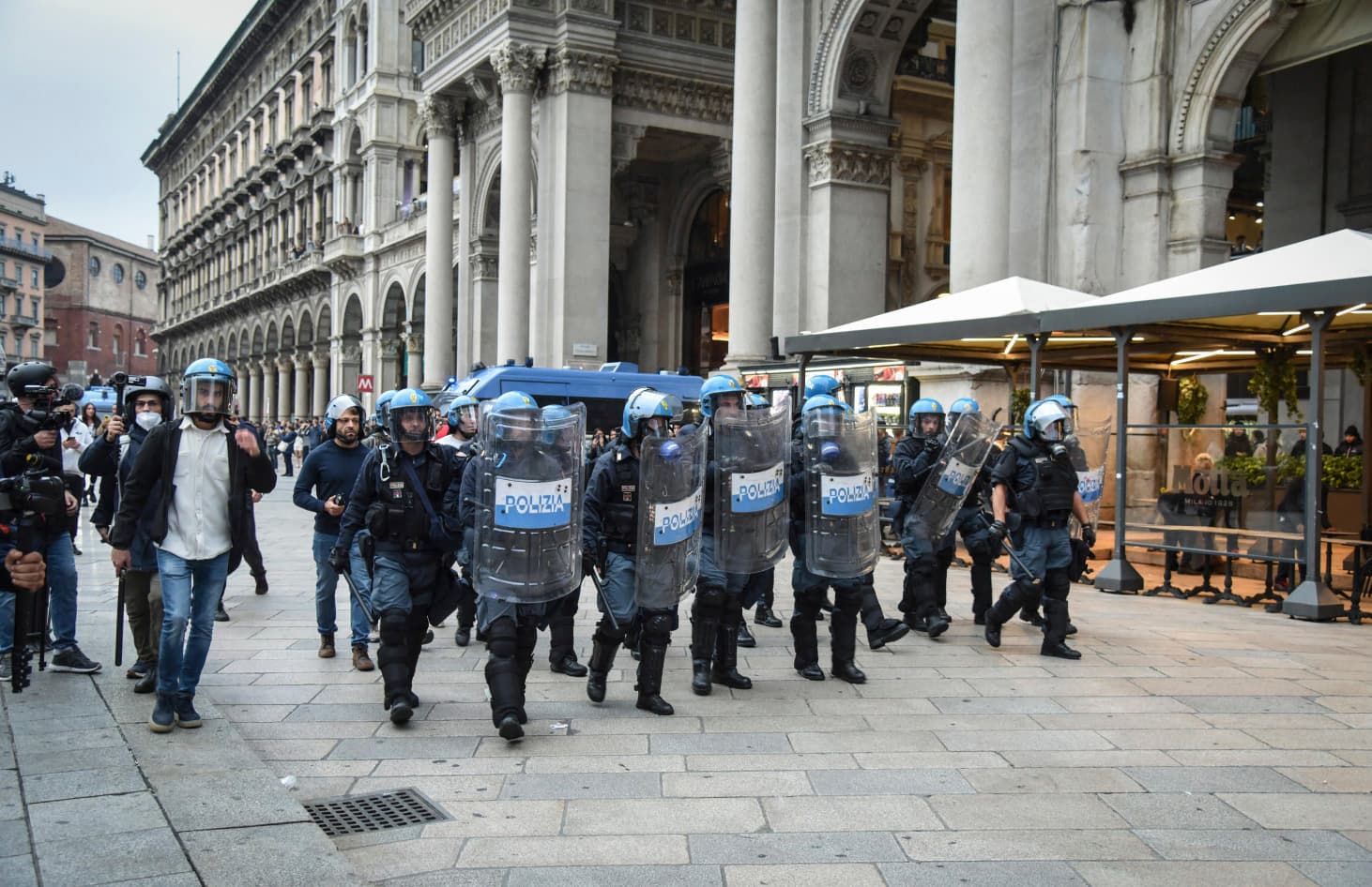 Milano, guerriglia in centro per il secondo giorno: vetrine sfondate e negozi assaltati