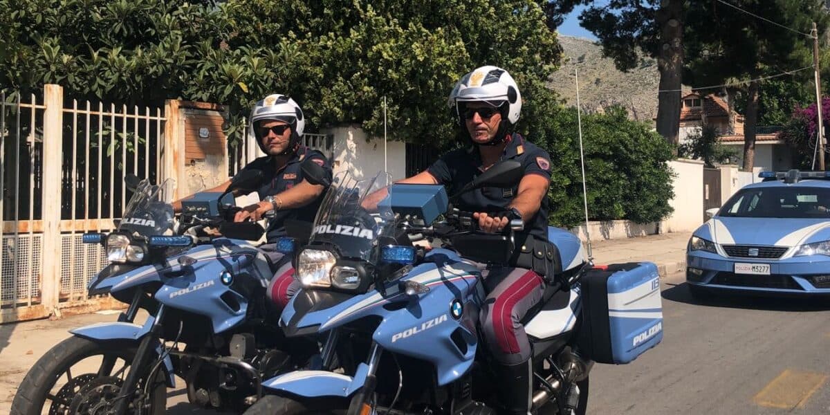 Poliziotto tedesco in vacanza derubato a Mondello, la refurtiva ritrovata sull'autobus 806