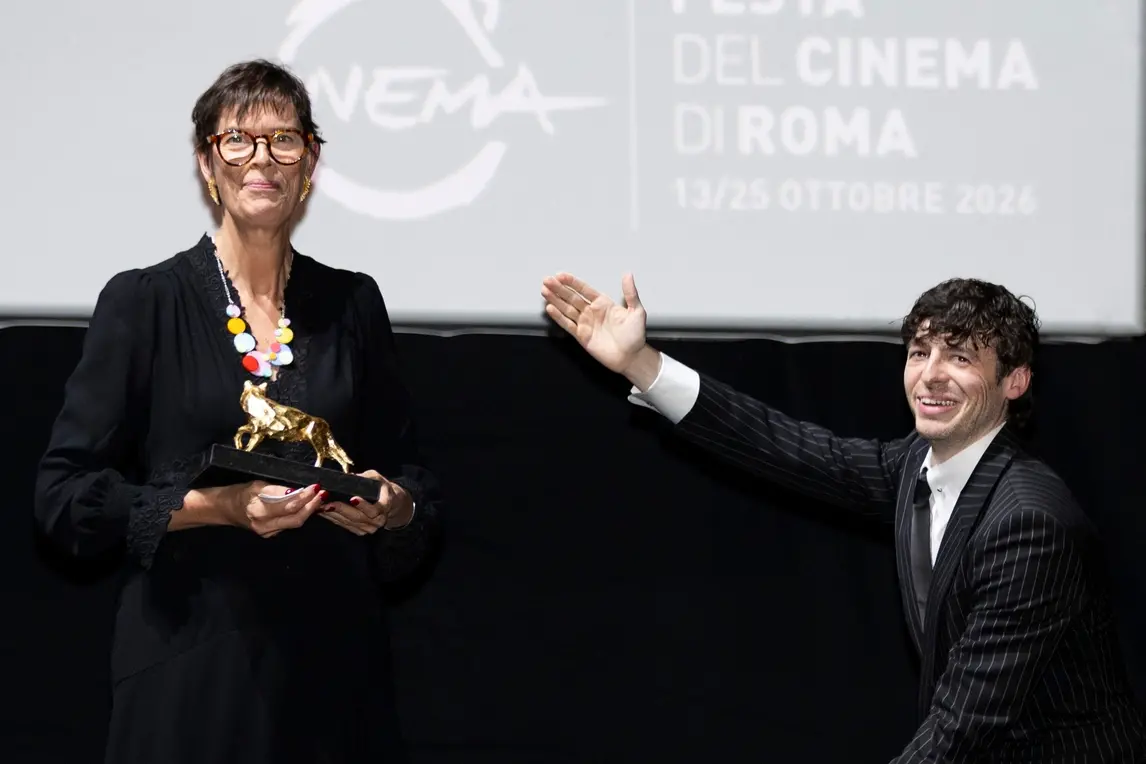 Roma 2026: Clio Barnard trionfa al Festival del Cinema, riconoscimenti anche per Kasia Smutniak e Paolo Pierobon