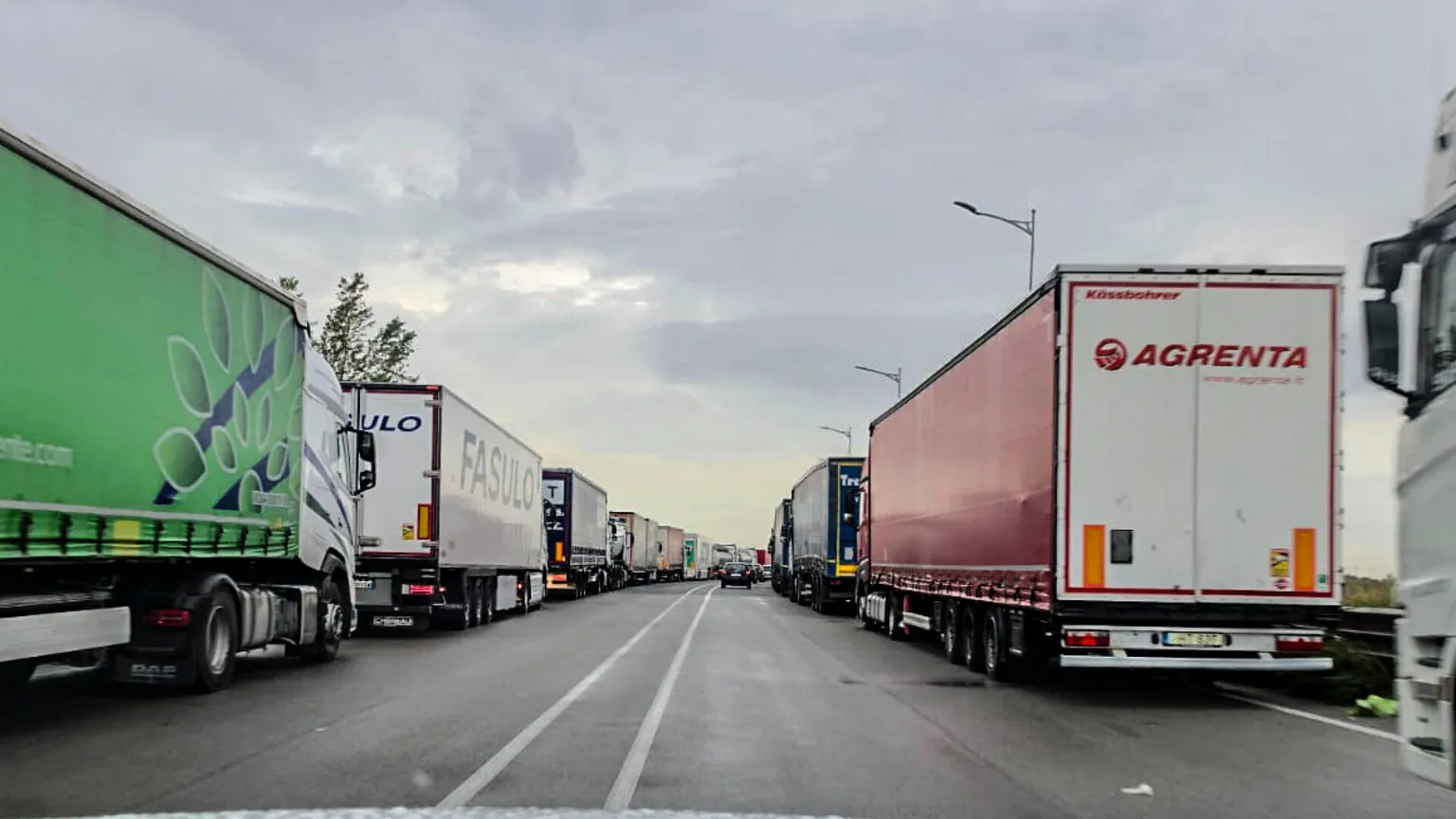 Crotone, concluso il blocco dei Tir sulla Statale 106: autotrasportatori pronti a riprendere la protesta